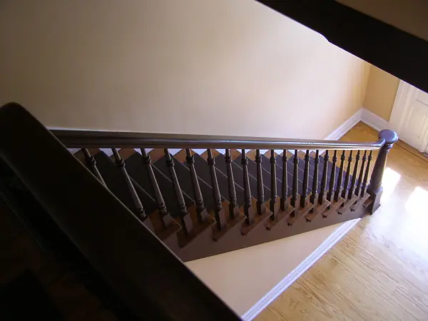 Monte-escalier à Clisson : escalier droit en bois avec rampe dans une maison à étage